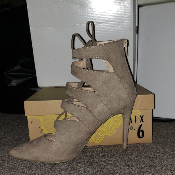 SOLD Mix No. 6 Klemtu Pump Taupe. - Picture 11 of 12